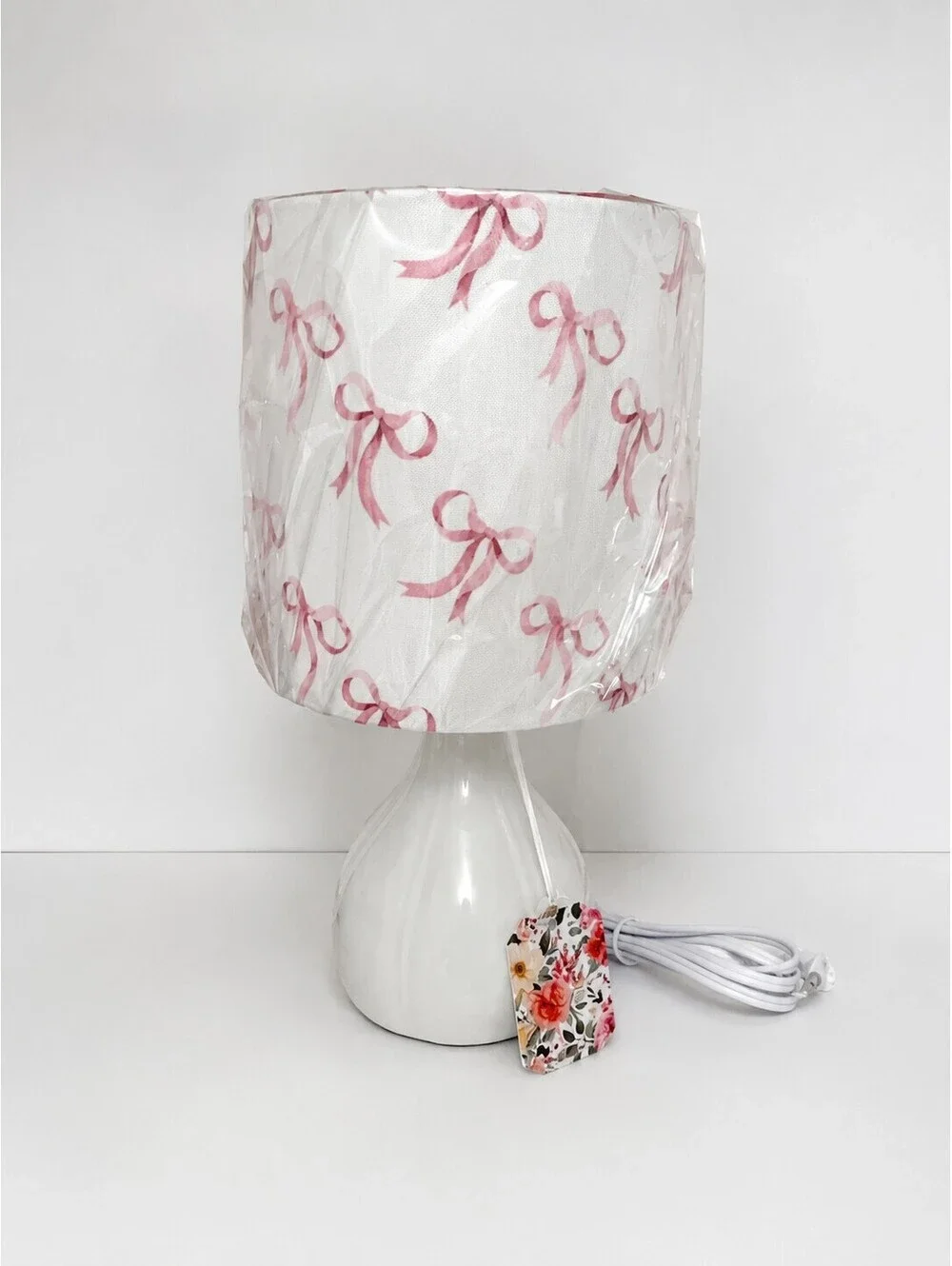 Pink bow table lamp